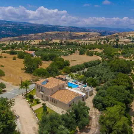 فيلة Serena Peristeronas Polis
